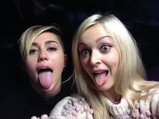 Fearne Cotton pulls a Miley Cyrus at Radio 1