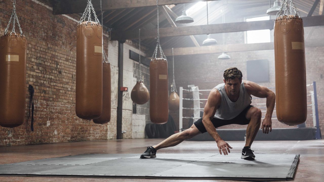 Chris hemsoworth doing bodyweight exercise