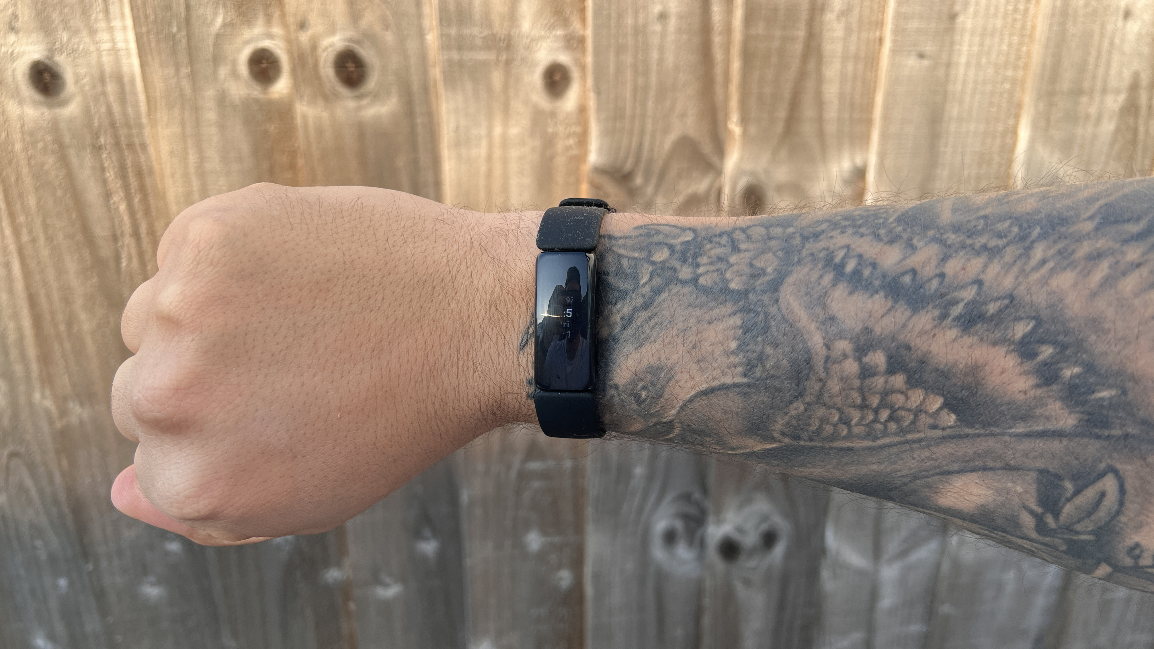 Fitbit Inspire 2 en la muñeca de una persona