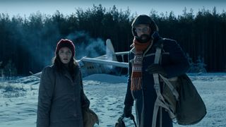 Joyce og Murray mærker kulden i fjerde sæson af Stranger Things
