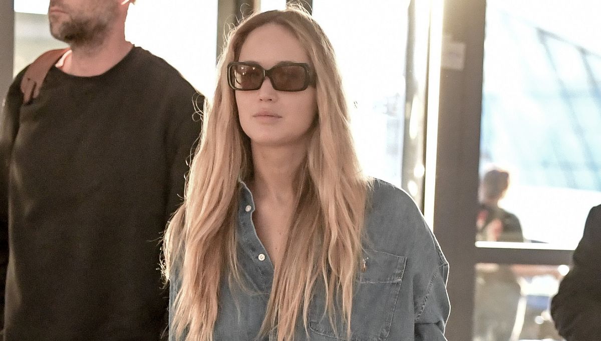 Jennifer Lawrence's Travel Outfit Includes Double Denim Trend & $890 Mesh Flats - Vimarsana News
