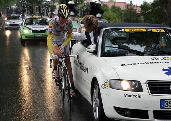 Riccardo Ricc&ograve; (Saunier Duval-Scott) gets treated from the Tour doctor.