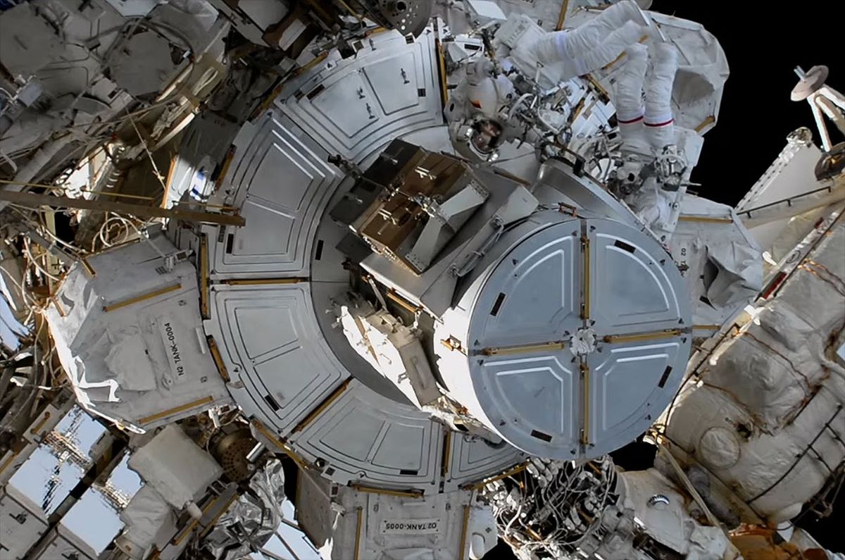 Астронавты, совершающие выход в открытый космос, восстанавливают охлаждающую жидкость и заменяют камеру космической станции после неисправности гардероба.