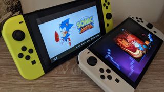 Nintendo Switch OLED der viser Celeste og den gamle Switch der viser Sonic Mania