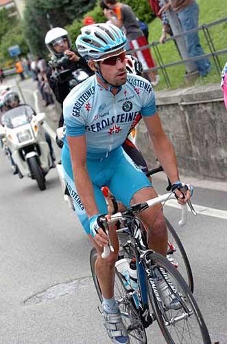 Gerolsteiner's Stefan Schumacher looks around to see what his break companions are up to in the final kilometres