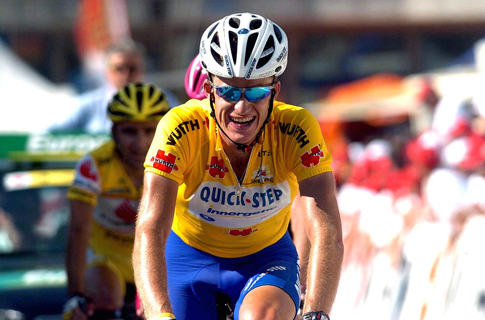 Michael Rogers in the leader's jersey at the 2005 Tour de Suisse