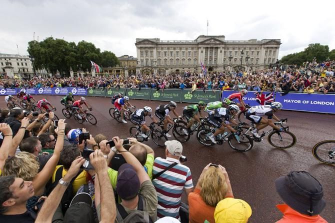 Riders pass Buckingham Palace near the finish of stage 3 at the Tour de France