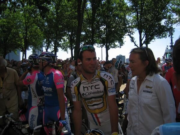 Mark Cavendish heads to sign in