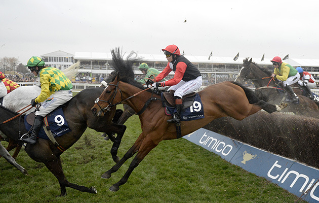 Pacha Du Polder and Victoria Pendleton (black with red sleeves) runs well in the Foxhunters finishing 5th 18-3-16