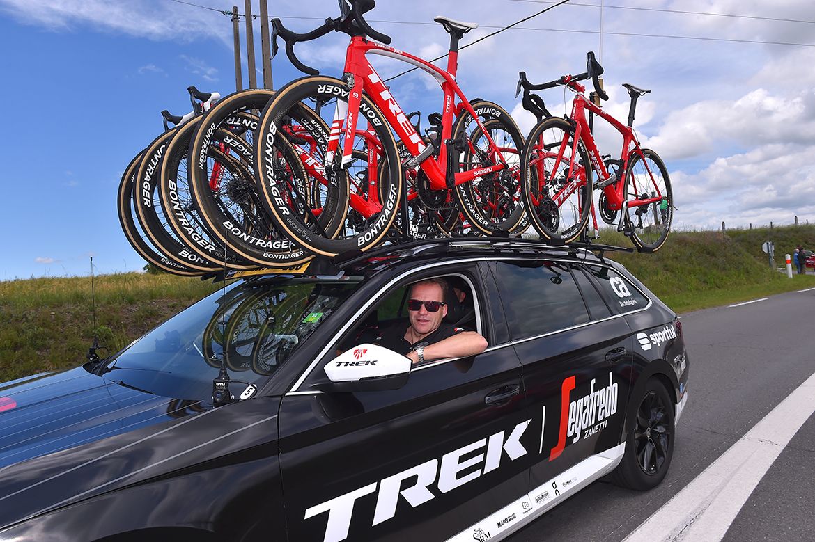 Steven de Jongh planning tactics from the team car