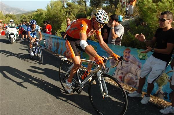 Samuel Sanchez (Euskaltel-Euskadi) makes his way up the final climb