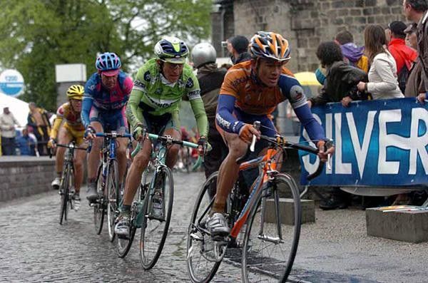 Mauricio Ardila (Rabobank) with Pellizotti on his wheel