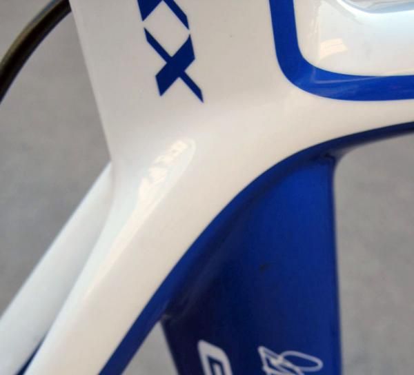 The top tube lines flow smoothly into the seat stays.
