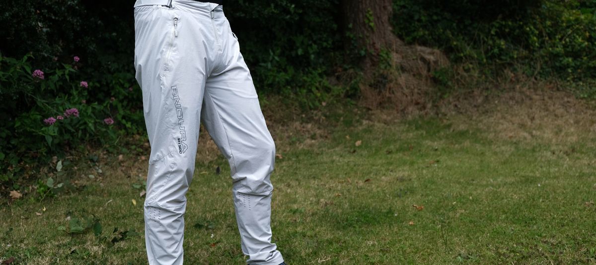 A model wearing Endura MT500 Burner Lite Pants outdoors