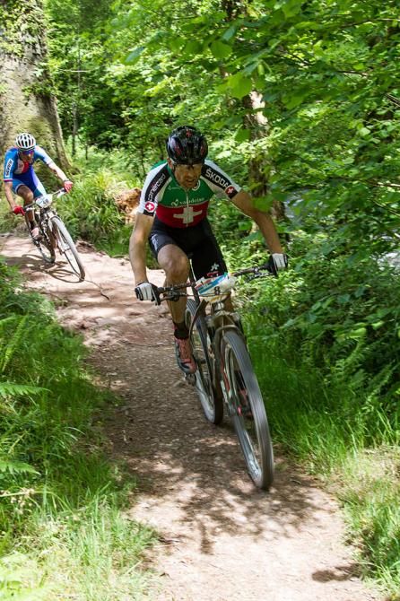 Christoph Sauser leads Jaroslav Kulhavy
