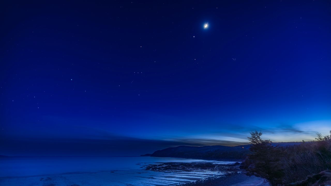 Jupiter and the moon take a sunset stroll on March 26. Here's how to see it