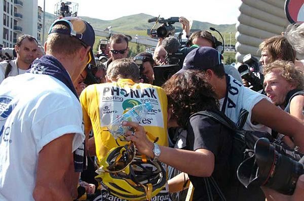 Floyd Landis (Phonak) is surrounded by his helpers