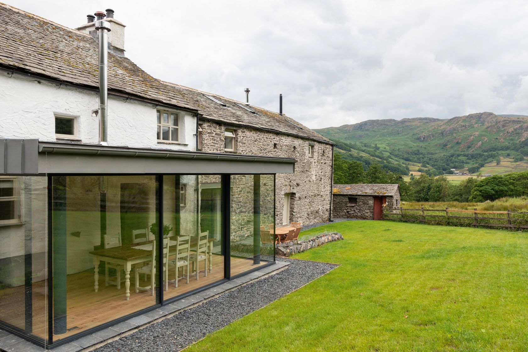 lake district home com extensão de caixa de vidro e paredes de pedra