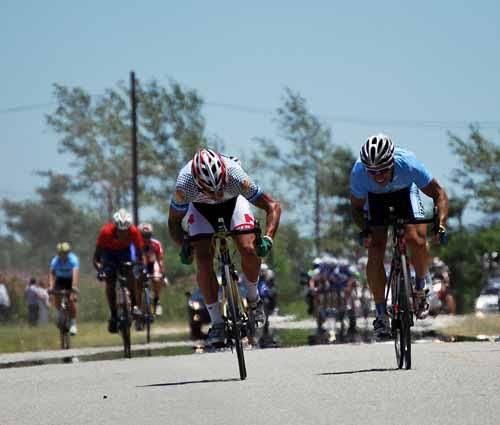 Luis Mansilla (Chile) pips Richard Mascara&ntilde;as (Uruguay) at the second sprint.