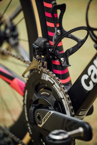 An FSA carbon chainset and black aero chainring fitted to a Cannondale