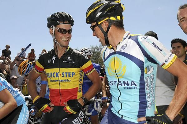 Belgian champion Tom Boonen chats with Lance Armstrong at the start.