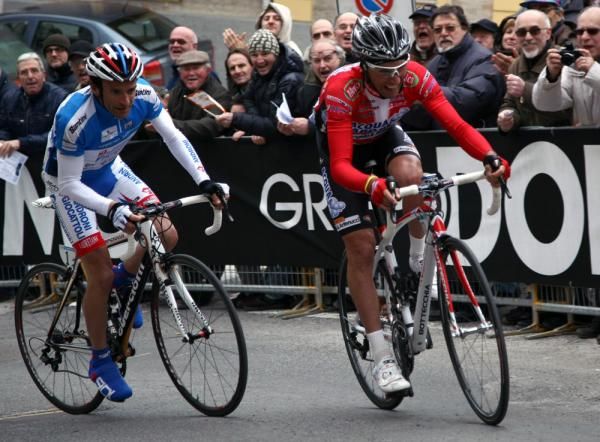 Stefano Garzelli (Acqua &amp; Sapone) and Michele Scarponi (Androni-Giocatolli) had gone off the front of the peloton with one kilometre to go