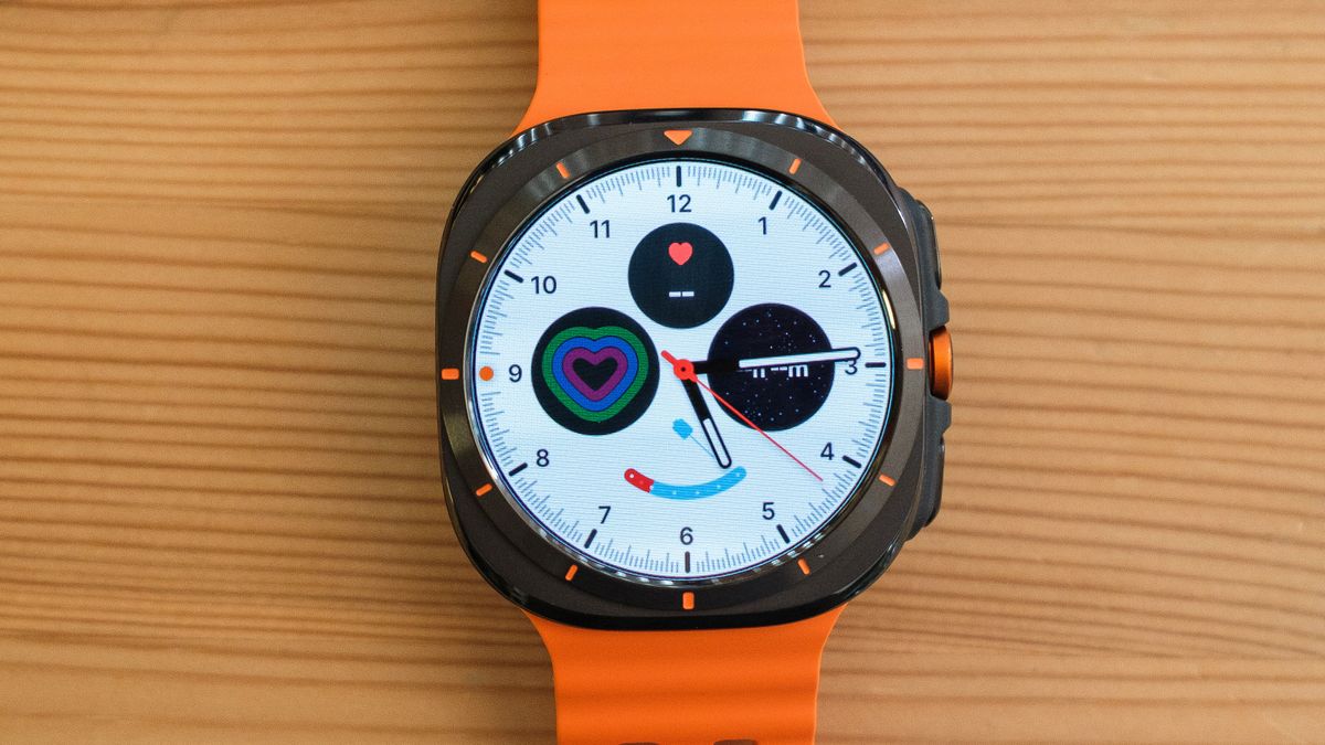 A close up of the Samsung Galaxy Ultra watch face showing correct alignment with the bezel markings