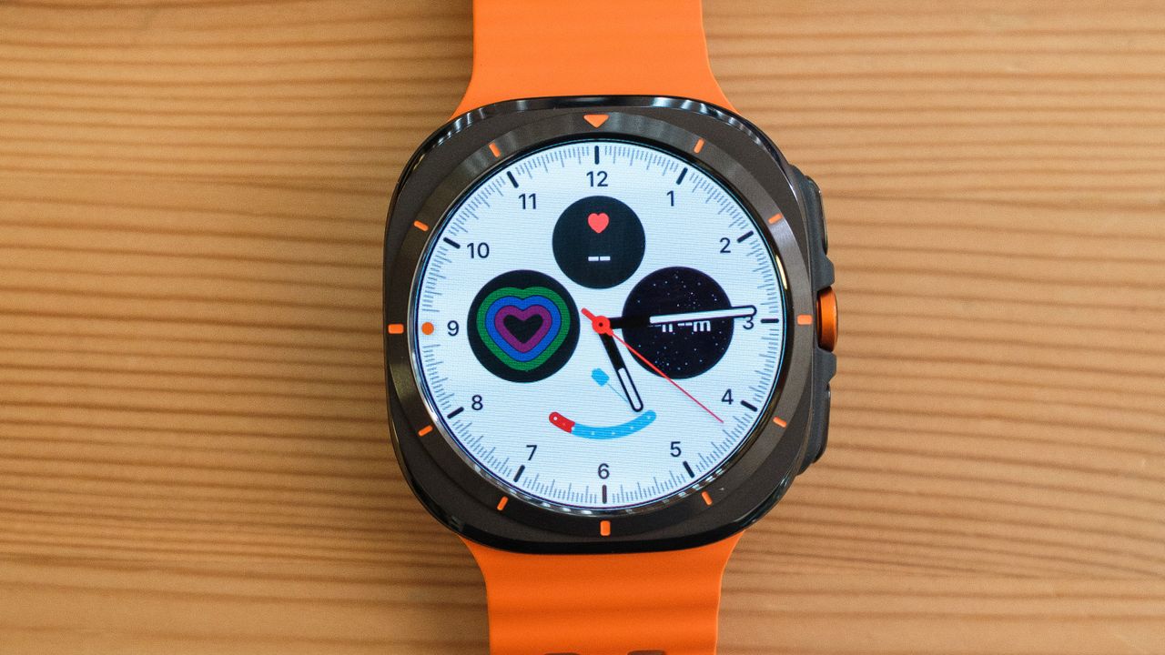 A close up of the Samsung Galaxy Ultra watch face showing correct alignment with the bezel markings