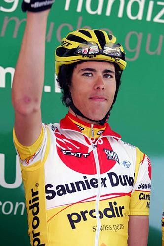 Arkaitz Duran (Saunier Duval) waves at sign on