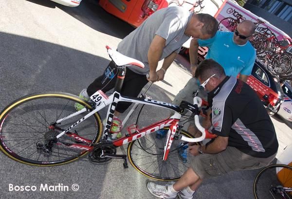 Cofidis mechanics take care of Julien Fouchard's bike
