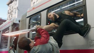 Shang-Chi lucha contra Razor Fist en la película de superhéroes 'Shang-Chi' de Marvel