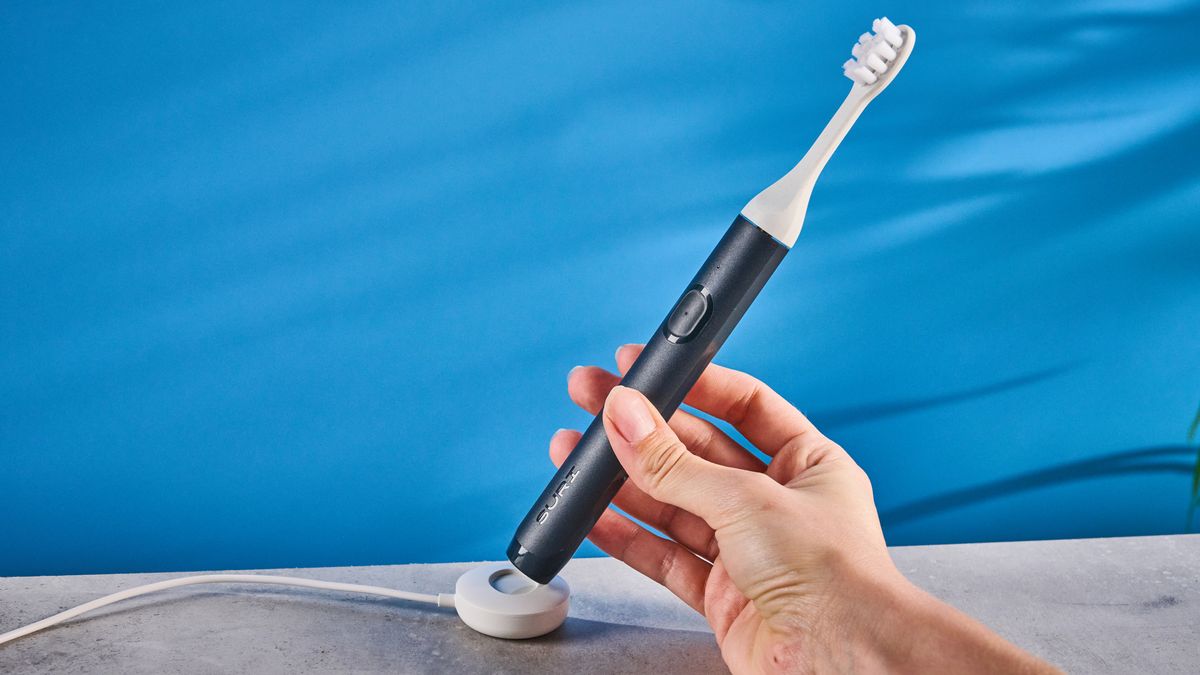 the suri core 1.0 toothbrush with cornstarch and castor oil heads and a biocircular plastic body