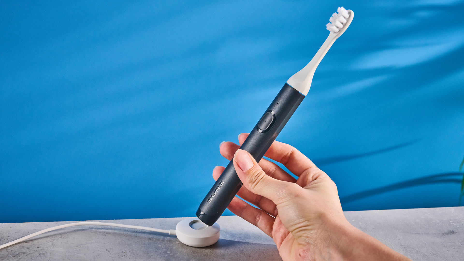 the suri core 1.0 toothbrush with cornstarch and castor oil heads and a biocircular plastic body