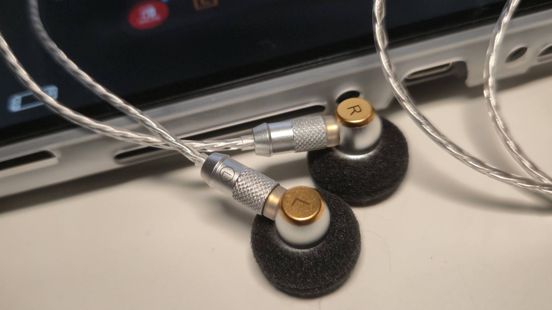Close up of the back of the SIVGA M260 wired earbuds.