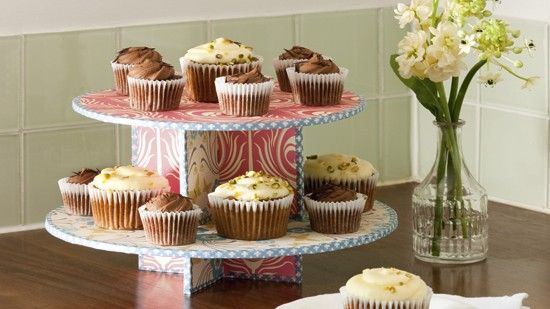 wooden table with cupcakes 