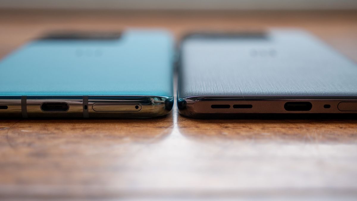 The OnePlus 10 Pro (green) next to the OnePlus 10T (black)