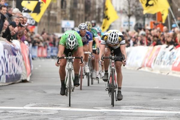Niko Eeckhout sprints for 8th place over Johan Coenen.