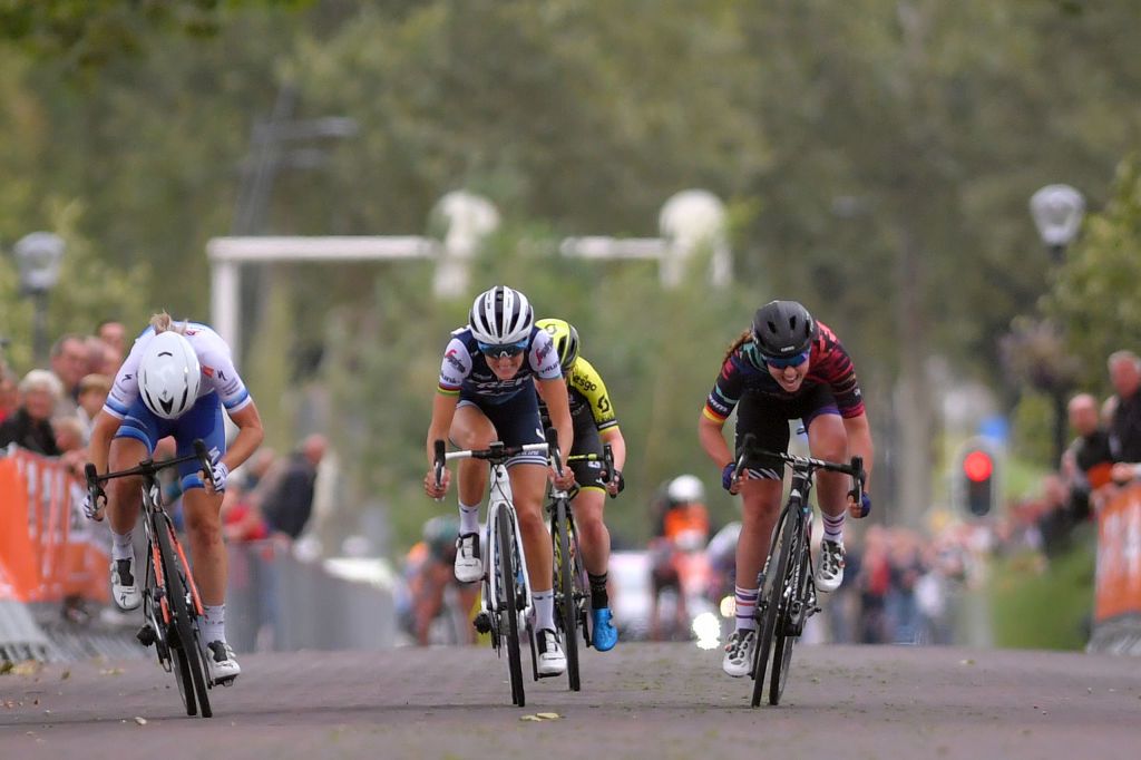 Lisa Klein (Canyon-Sram) sprints to victory on stage 3
