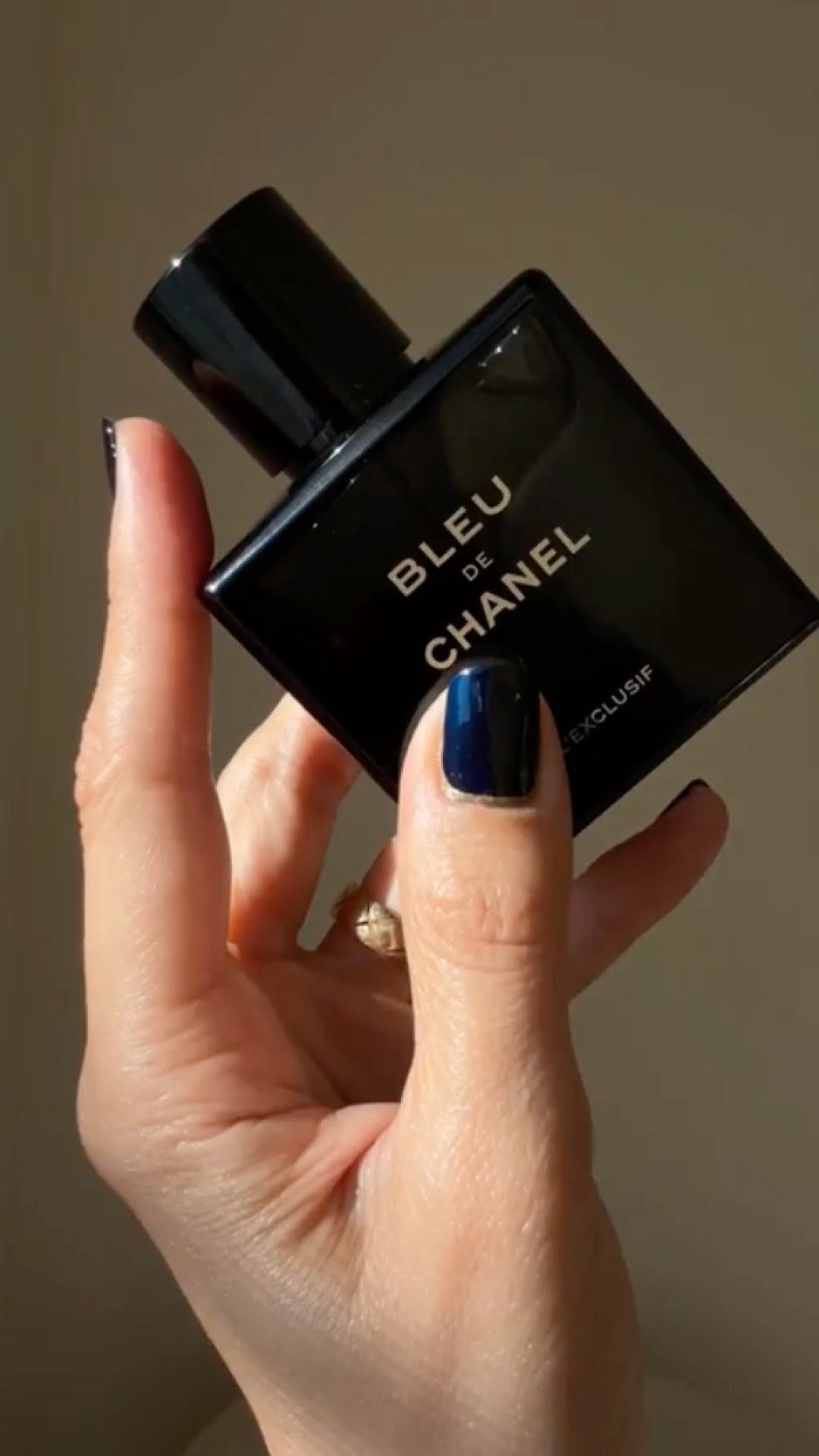 @betina_goldstein wearing Chanel nail polish in Fugueuse