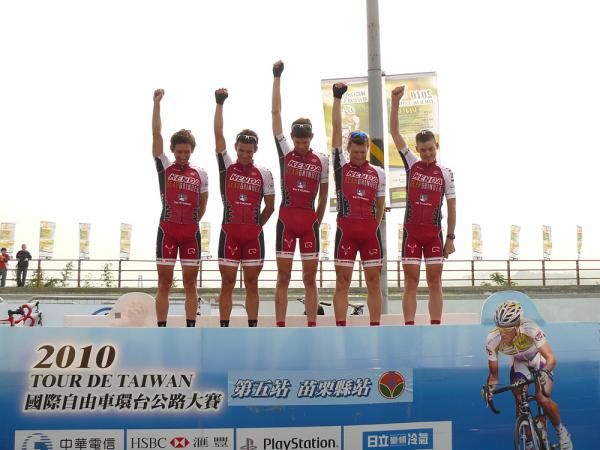 Team Kenda p/b Geargrinder salutes at Tour de Taiwan