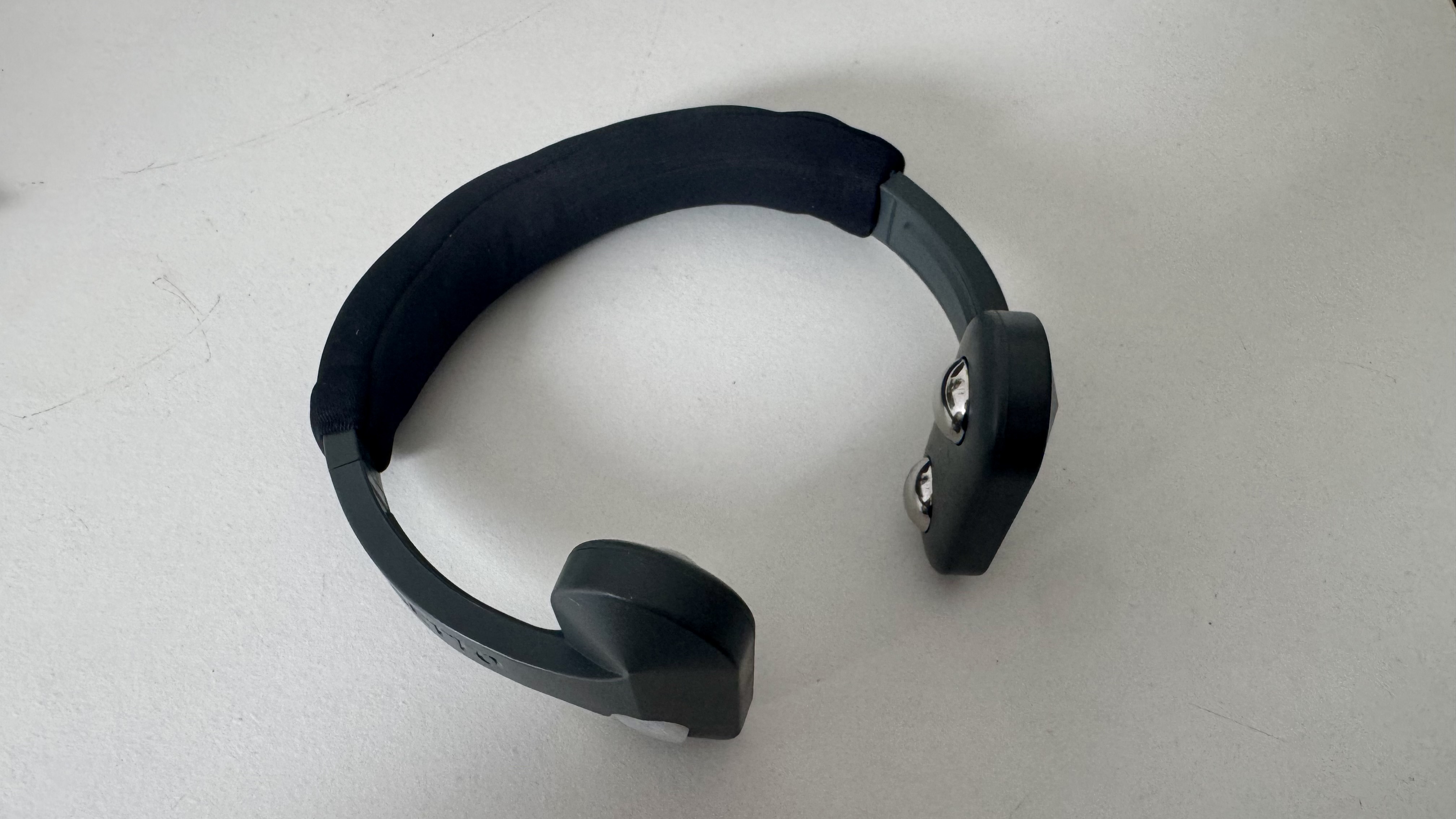 Black Pulsetto neck band on white table