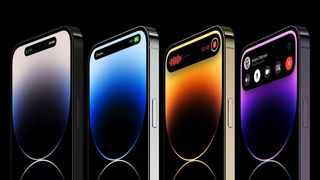 Apple iPhone 14 Pro vises i fire forskellige farver på en sort baggrund.