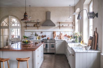 A transitional style kitchen in neutral tones