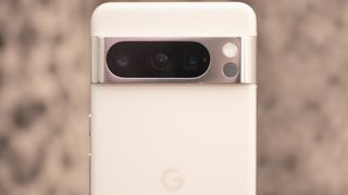 Kameramodulen på baksidan av en vit Google Pixel 8 Pro.