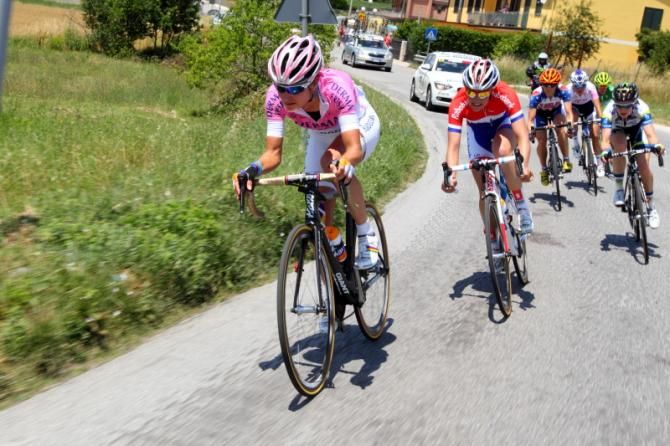 The break, early in the race, led by maglia rosa, Marianne Vos (Rabo Women)