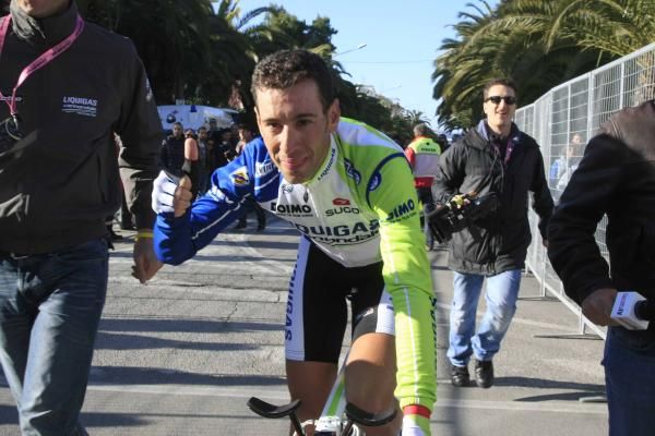 A thumbs up from Vincenzo Nibali (Liquigas-Cannondale) as he makes his way to the podium.