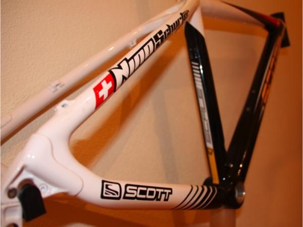Nino Schurter's name and the Swiss flag is features on the bike's seat stays.