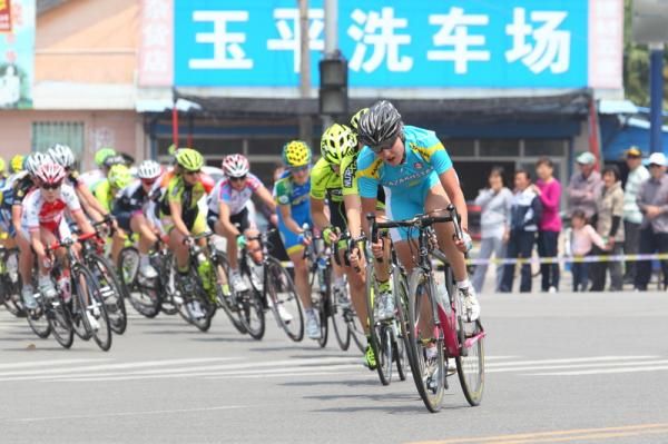Rimma Luchshenko (Kazakhstan) leads the bunch.