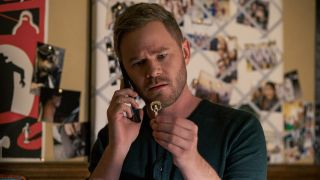 Duncan Locke untersucht einen Schlüssel in Locke and Key Staffel 2 auf Netflix