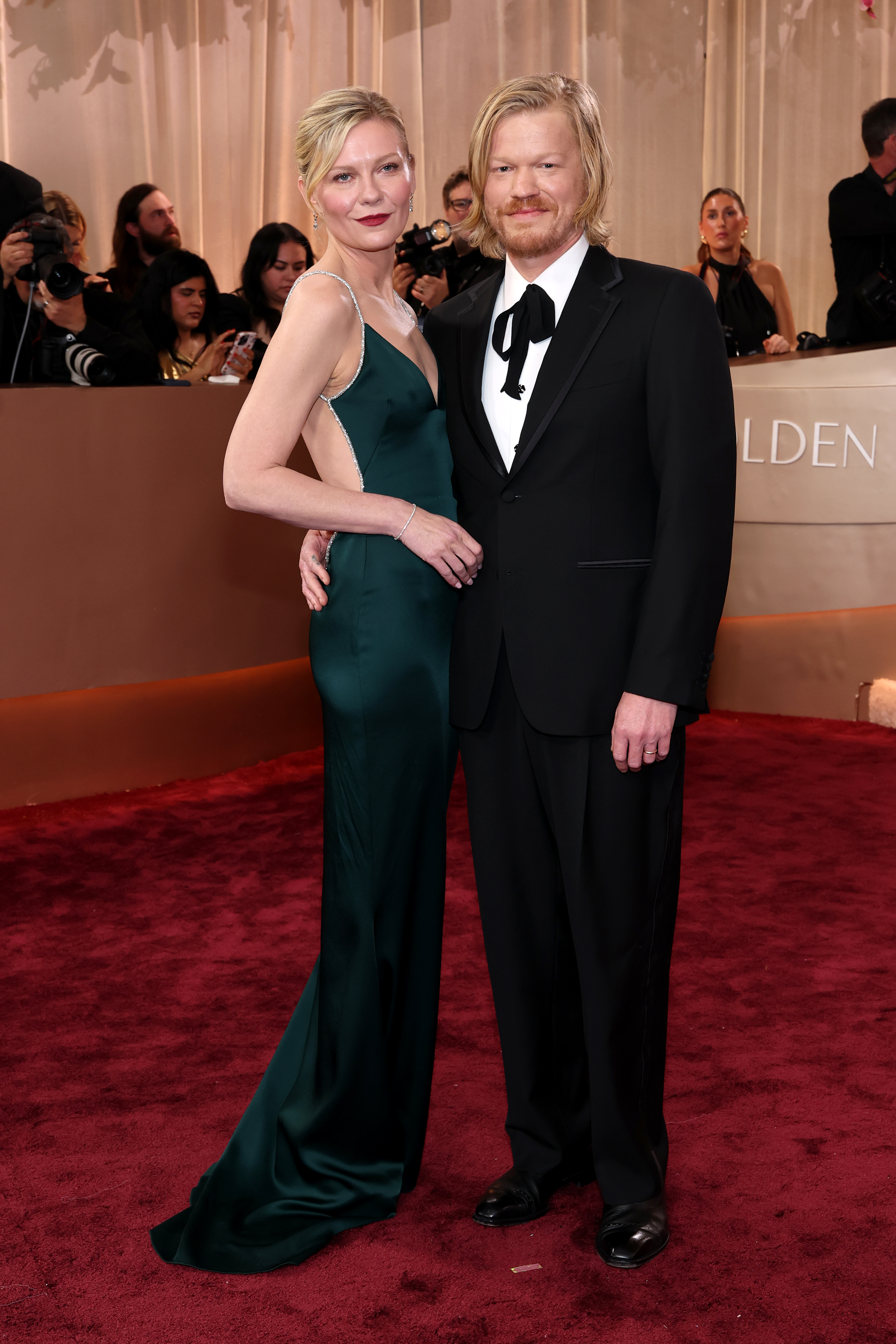 Kirsten Dunst and Jesse Plemons on the 2026 Golden Globe Awards red carpet.